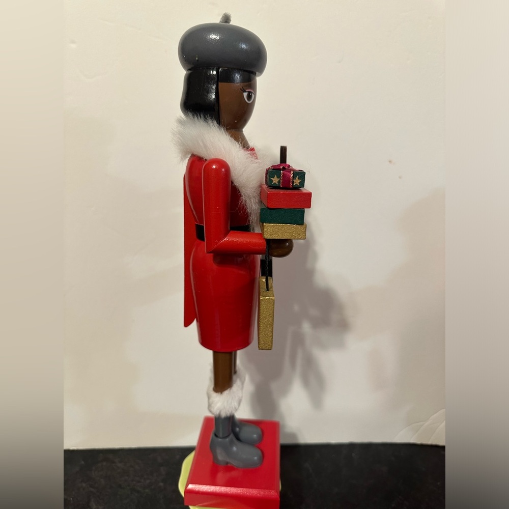 Shopper lady nutcracker African American - Picture 2 of 8